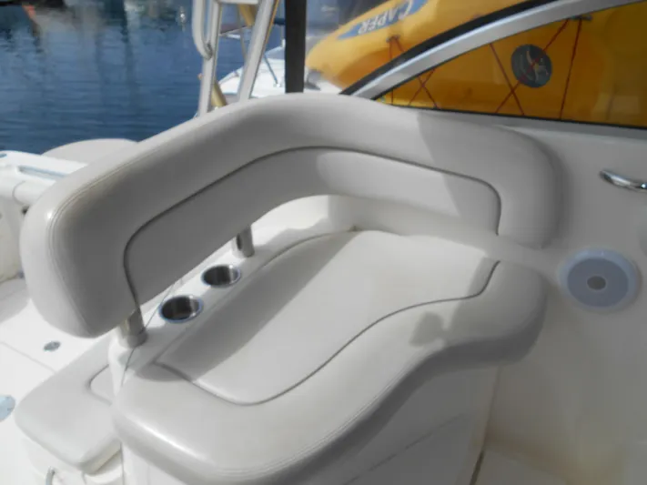 Delfini Yacht Photos Pics 2007 Wellcraft Coastal 270 boat interior seating with cup holders.