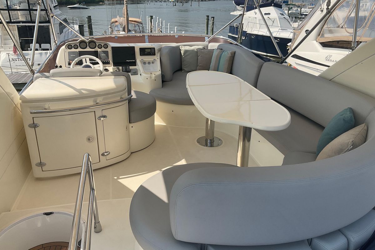 2005 Azimut 52 
