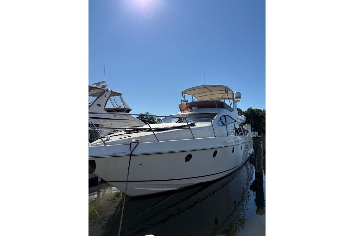 2005 Azimut 52 