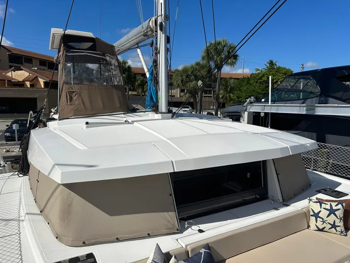 Encore Yacht Photos Pics Bali 4.1 catamaran, 2020 model, docked with clear skies and palm trees in the background.