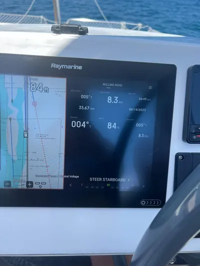 Encore Yacht Photos Pics Navigation display on a Bali 4.1 yacht, showing speed and heading data.