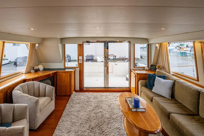 Kell Bell Yacht Photos Pics Luxurious 2001 Navigator Pilothouse yacht interior with plush seating and elegant wood finishes.