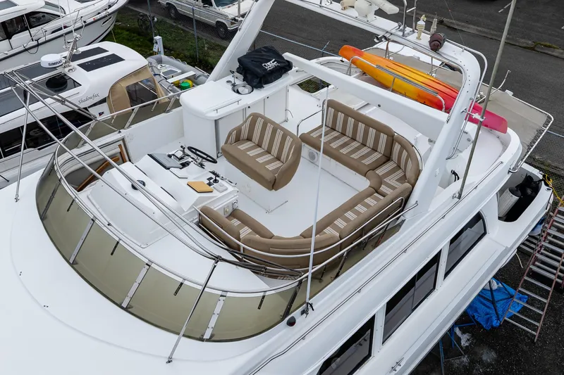 Kell Bell Yacht Photos Pics 2001 Navigator Pilothouse yacht with spacious deck and seating area, docked in a marina.