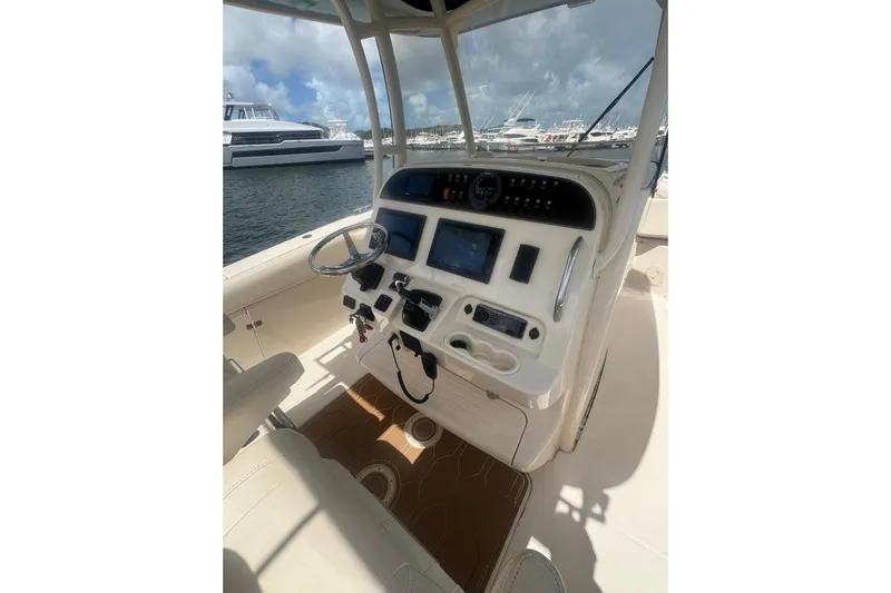  Yacht Photos Pics 2019 Grady-White Canyon 306 boat helm with modern controls and navigation system.