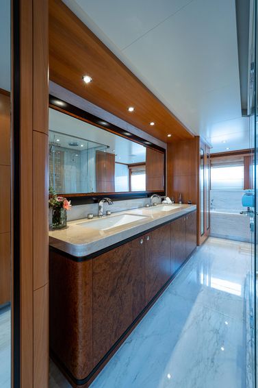 2011-144-heesen-44m