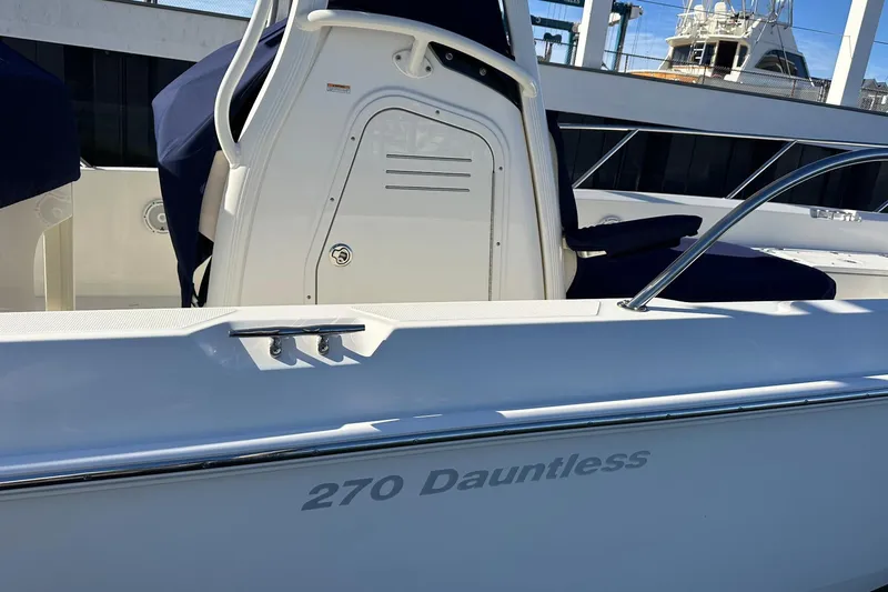 Bae Life Yacht Photos Pics 2022 Boston Whaler 270 Dauntless boat, side view with seating and console details.