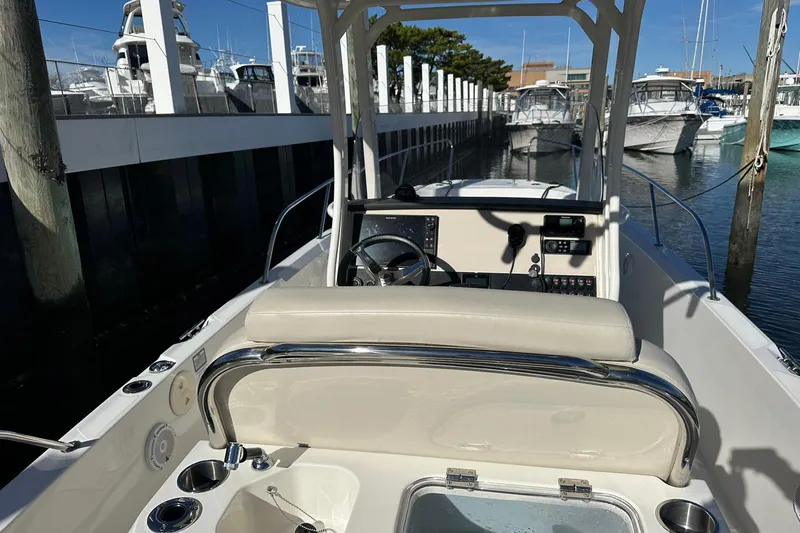 Bae Life Yacht Photos Pics 2022 Boston Whaler 270 Dauntless boat interior at marina, showcasing helm and seating.