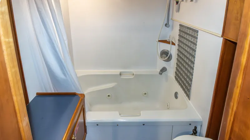  Yacht Photos Pics Bathroom with bathtub in 2002 Kristen Yachts Pilothouse Explorer 52.