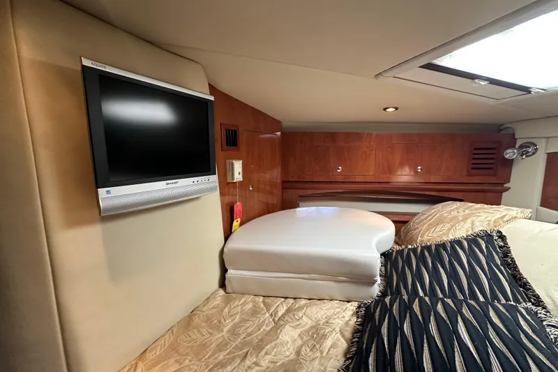  Yacht Photos Pics Interior of 2006 Four Winns 378 Vista yacht with TV and luxurious bedding.