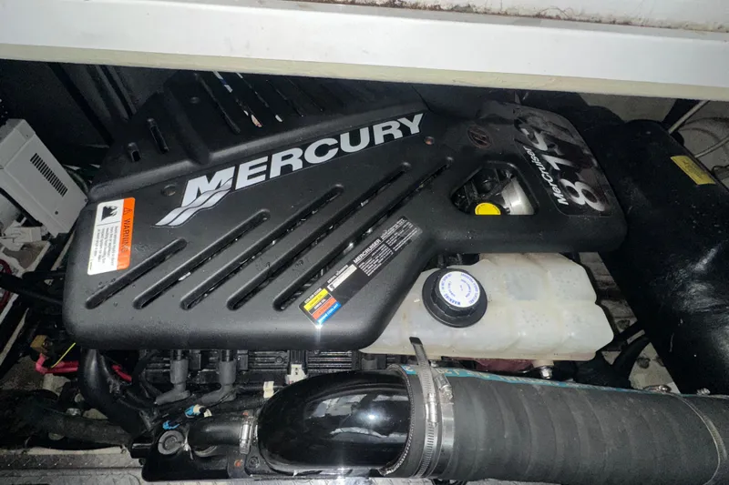 Yacht Photos Pics Mercury engine in a 2006 Four Winns 378 Vista boat, showcasing MerCruiser 8.1L components.