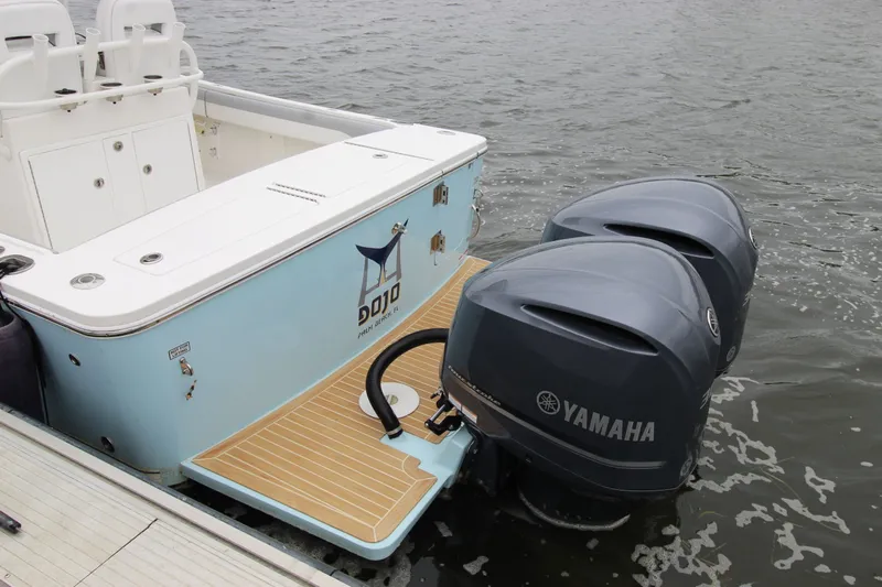 Dojo Yacht Photos Pics 2020 Regulator 28 boat with twin Yamaha outboard motors on water.