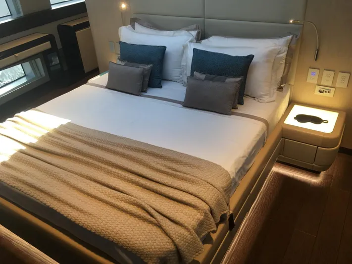 Zalanka Yacht Photos Pics 