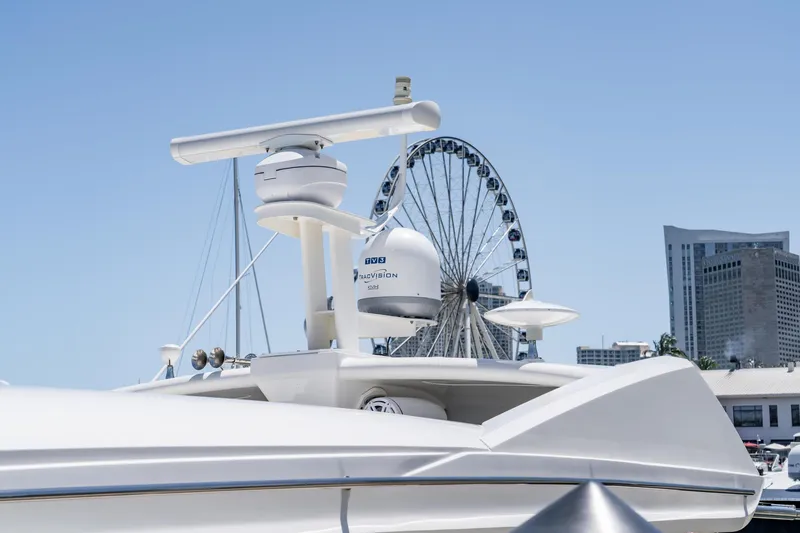  Yacht Photos Pics 2017 Sea Ray Sundancer 460 yacht with cityscape and Ferris wheel in the background.