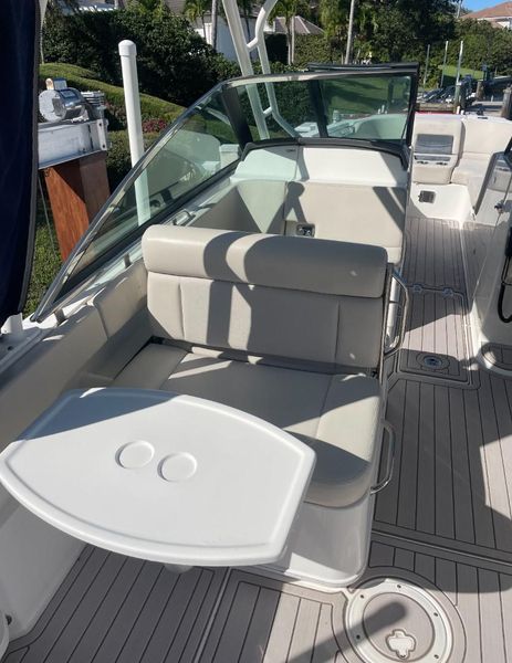 2019 Boston Whaler 270 Vantage