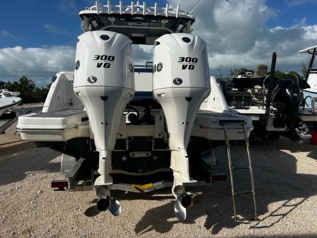 2021 Robalo R317