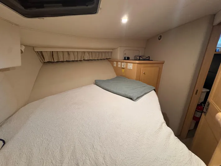  Yacht Photos Pics 1998 Carver 405 Aft Cabin interior with cozy bed and wooden cabinetry.