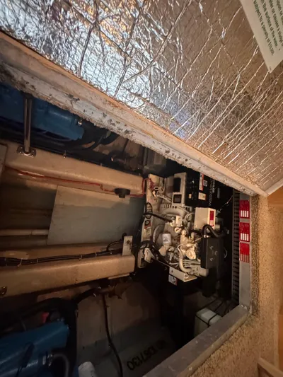  Yacht Photos Pics Engine room of a 1998 Carver 405 Aft Cabin boat, showing mechanical components.