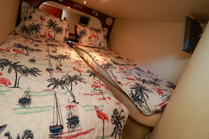 Aphrodite Yacht Photos Pics 2004 Chris-Craft Roamer 40 cabin with twin beds, tropical-themed bedding, and cozy lighting.
