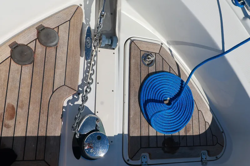 Aphrodite Yacht Photos Pics Deck of 2004 Chris-Craft Roamer 40 with blue rope and anchor chain.