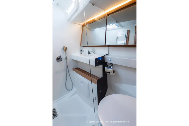 Boat Tox Yacht Photos Pics Modern bathroom in 2022 Jeanneau Sun Odyssey 440 yacht, featuring sleek design and amenities.