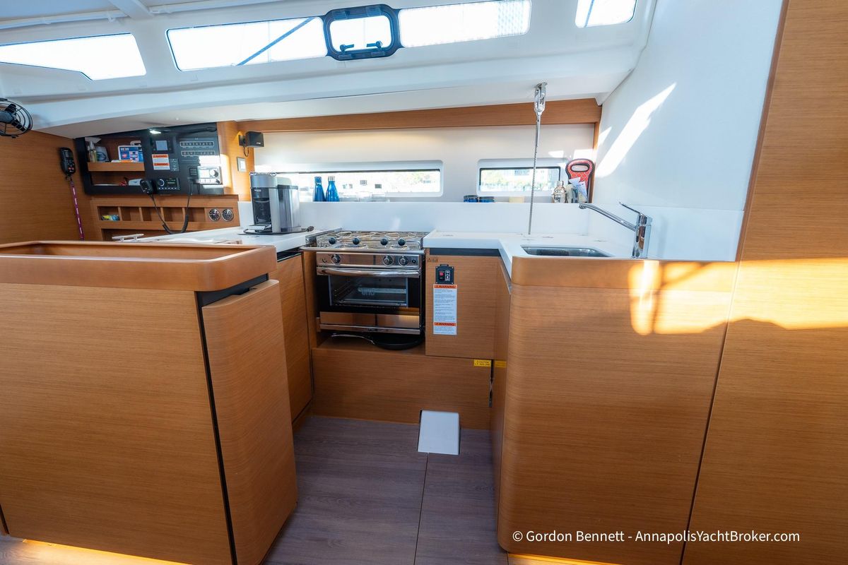2022 Jeanneau 43 