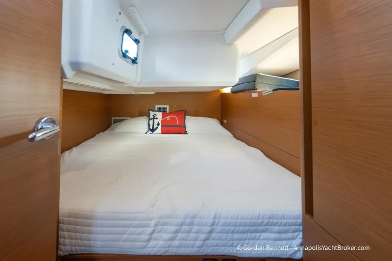Boat Tox Yacht Photos Pics Cozy cabin interior of 2022 Jeanneau Sun Odyssey 440 yacht with nautical-themed decor.