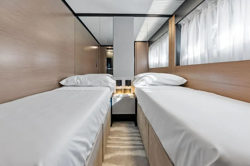 F780 #14 Yacht Photos Pics 