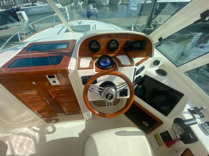  Yacht Photos Pics 2019 Hunt Yachts Harrier 26 cockpit with wooden steering wheel and control panel.