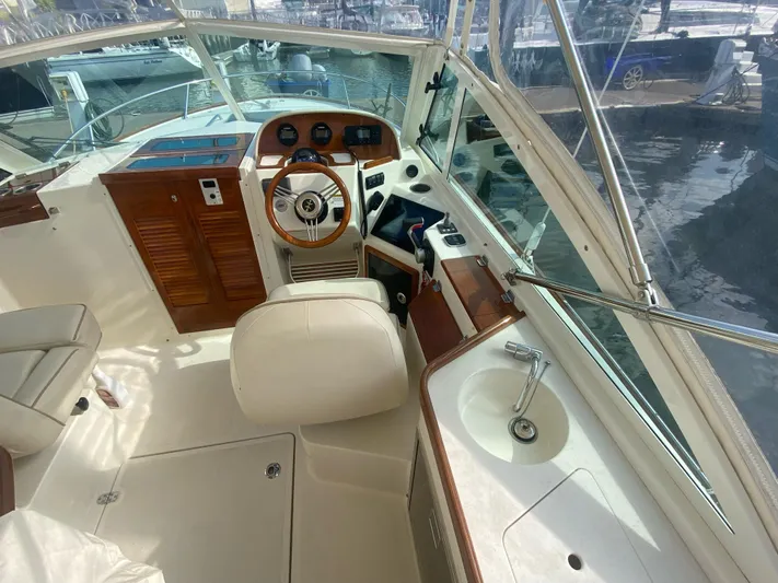  Yacht Photos Pics 2019 Hunt Yachts Harrier 26 cockpit with steering wheel and dashboard, featuring luxurious seating.