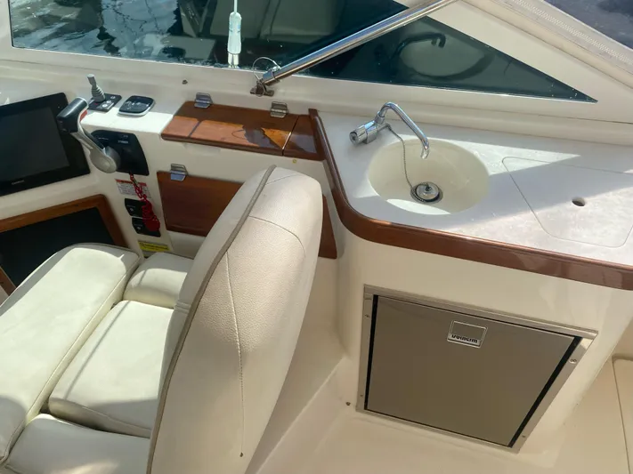  Yacht Photos Pics 2019 Hunt Yachts Harrier 26 interior with helm seat, sink, and control panel.