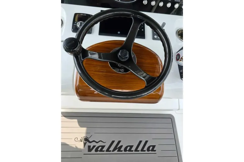 Just One More Yacht Photos Pics Vahalla 33 JUST ONE MORE - Helm