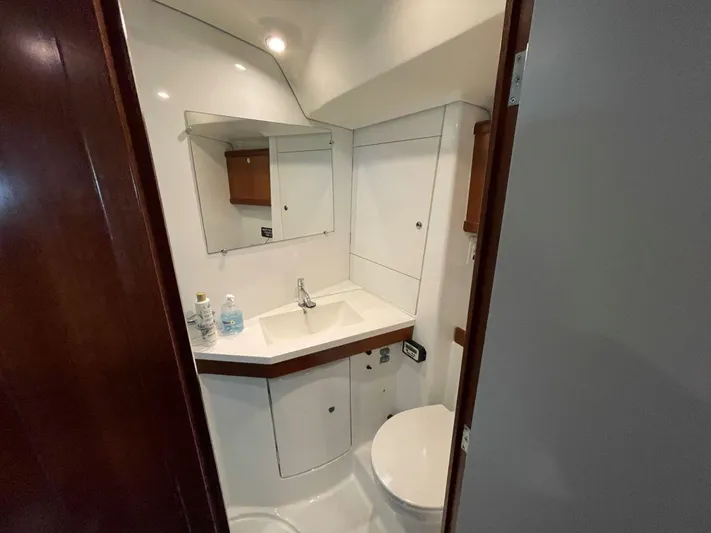 Quella Bella Yacht Photos Pics Primary Head to Port