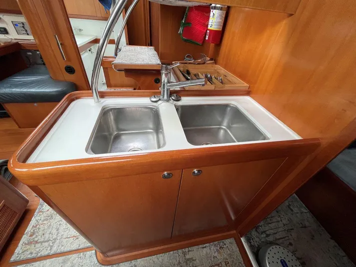 Quella Bella Yacht Photos Pics Twin SS Sinks