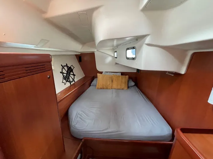 Quella Bella Yacht Photos Pics Stbd Guest Cabin