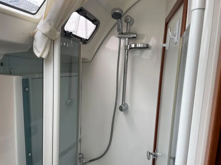 Quella Bella Yacht Photos Pics Stbd Day Head & Shower