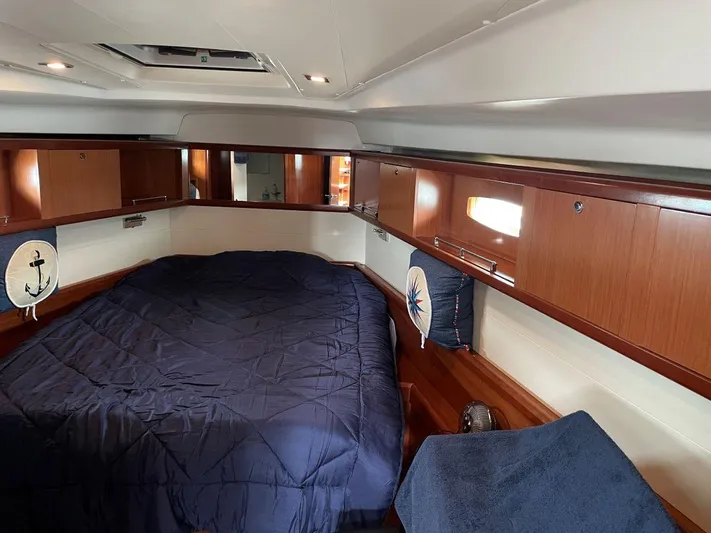 Quella Bella Yacht Photos Pics Large V-Berth