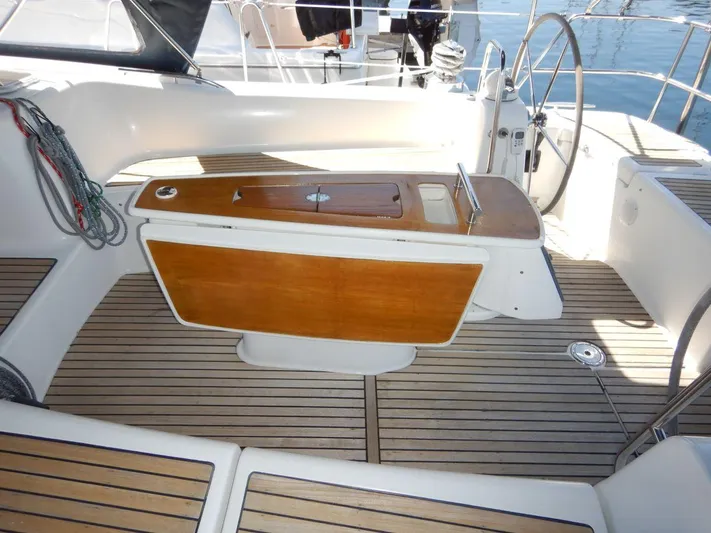 Quella Bella Yacht Photos Pics Cockpit Table