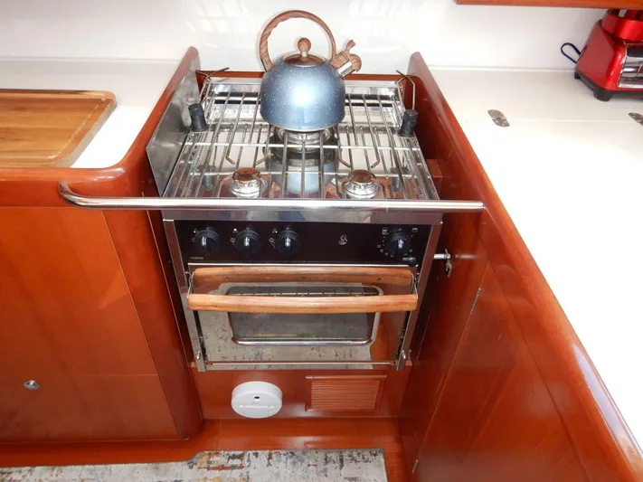 Quella Bella Yacht Photos Pics Force 10 LPG 3 Burner Plus Oven