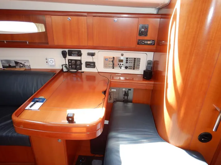 Quella Bella Yacht Photos Pics Large Nav Station