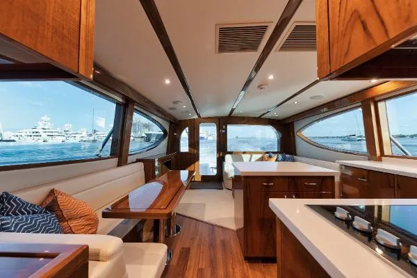  Yacht Photos Pics 54' Hatteras GT54 - Salon