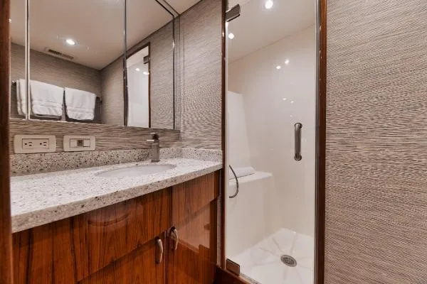  Yacht Photos Pics 54' Hatteras GT54 - Head