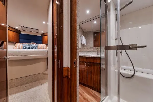  Yacht Photos Pics 54' Hatteras GT54 - Head