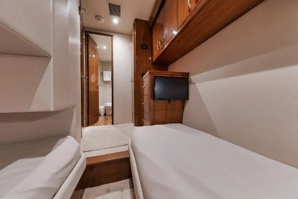  Yacht Photos Pics 54' Hatteras GT54 - Stateroom