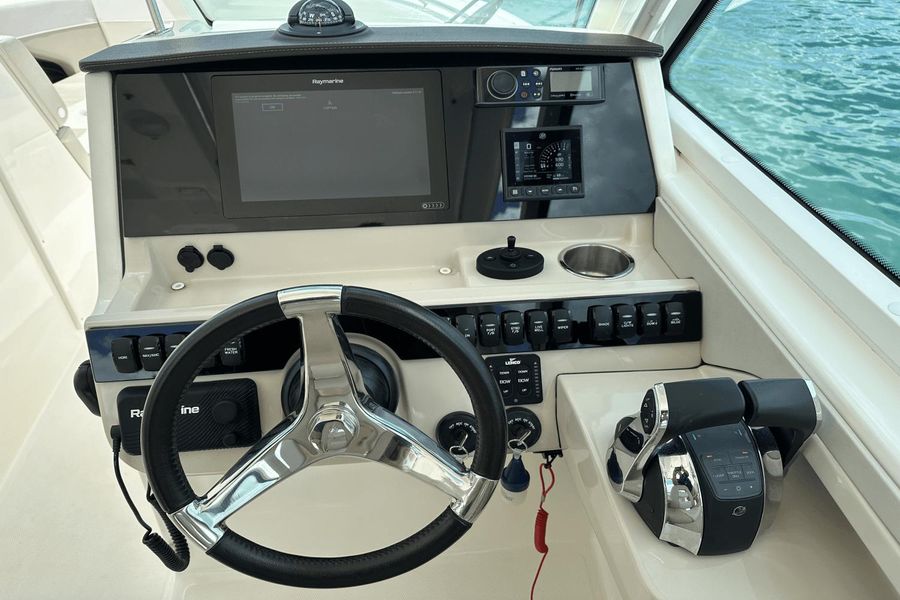 2020 Boston Whaler 280 Vantage