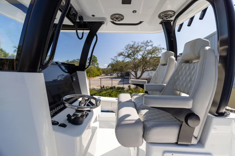  Yacht Photos Pics 2024 Freeman 28 boat interior with modern helm and luxurious seating.