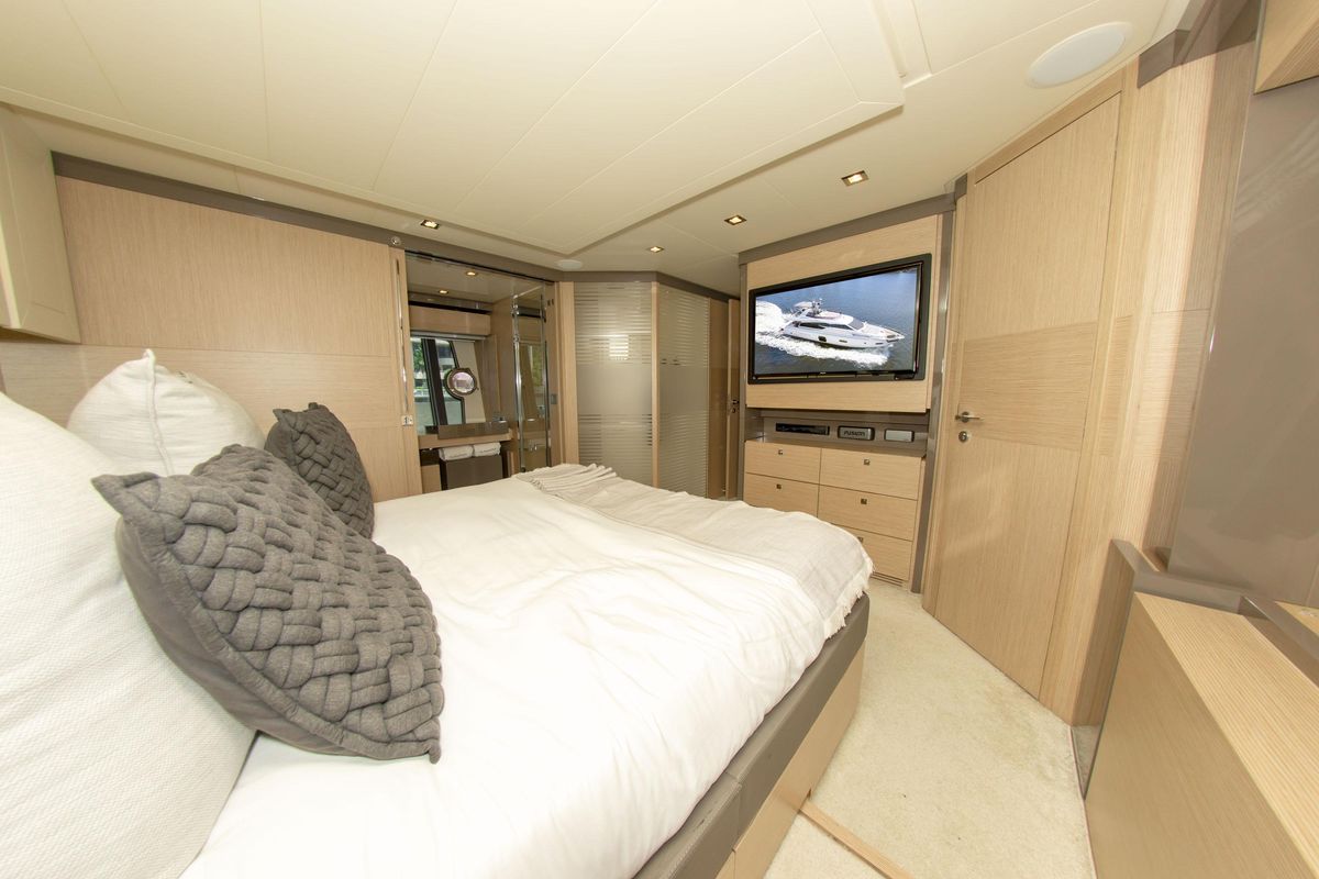 2015 Ferretti Yachts 75 
