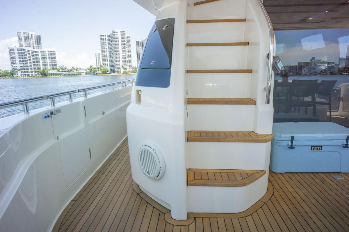 2015 Ferretti Yachts 75 