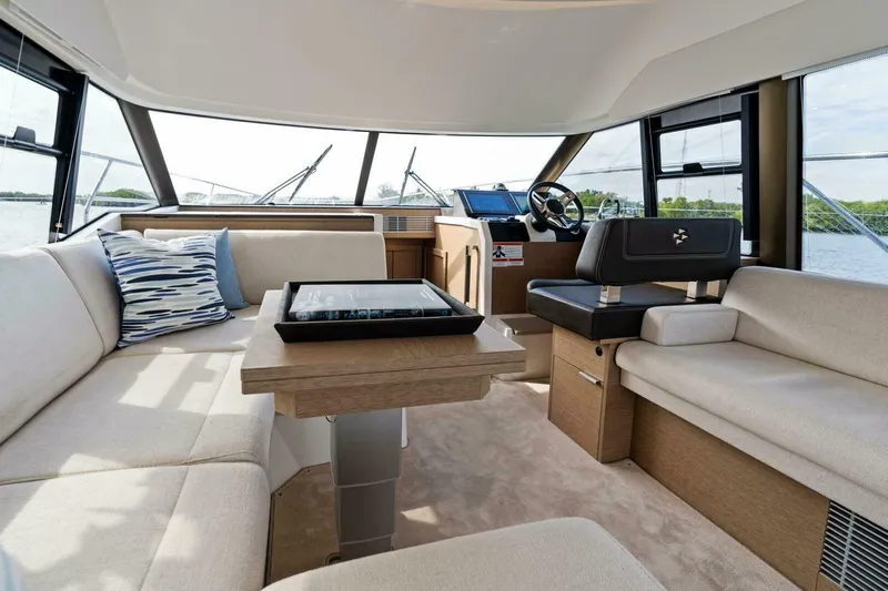  Yacht Photos Pics 2024 42 Prestige Flybridge - Dinette
