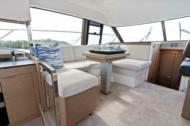  Yacht Photos Pics 2024 42 Prestige Flybridge - Dinette