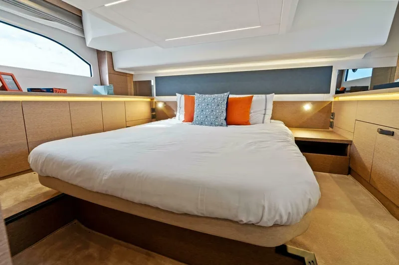  Yacht Photos Pics 2024 42 Prestige Flybridge - Master Stateroom